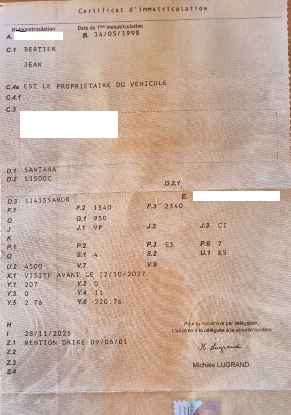 Carte grise, plaque, numéro de série et adresse floutés